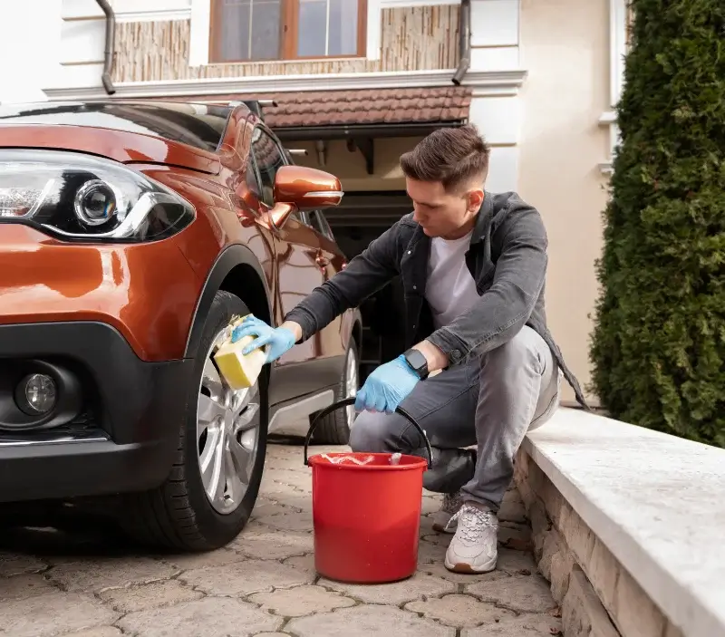 Lavage auto à domicile Montain : professionnel intervenant sur un véhicule